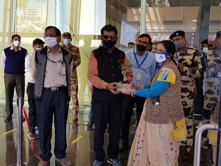 सांसद शंकर लालवानी और एयरपोर्ट डायरेक्टर ने स्वागत किया।