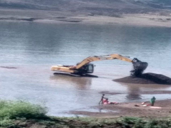 पोकलेन से खनन करते हुए