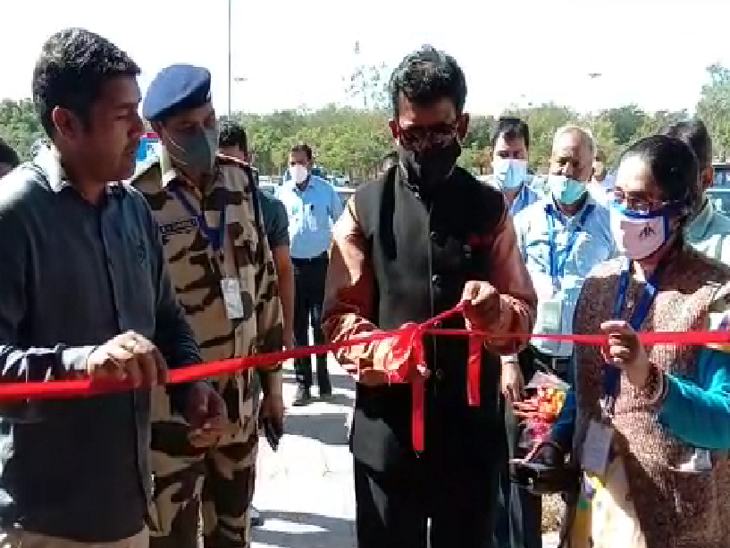 ऑटोमेटेड पार्किंग टिकट मशीन का सांसद ने किया शुभारंभ।