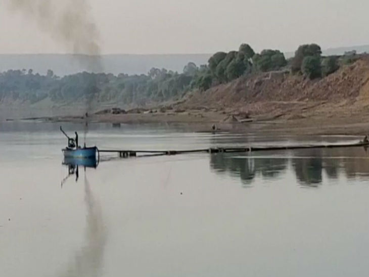 नदी के बीच में मशीन लगाकर खनन