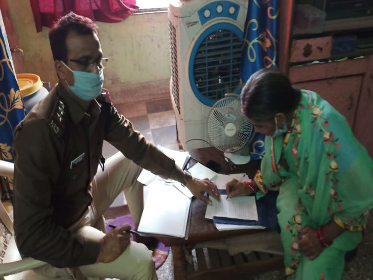 सास-ससुर से पूछताछ करती पुलिस।