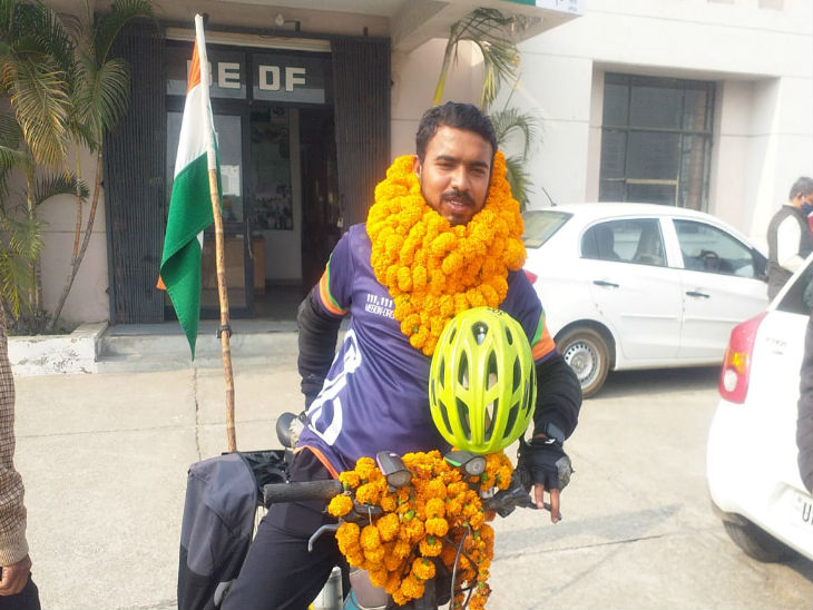 साइकिल यात्रा पर निकले नीरज।