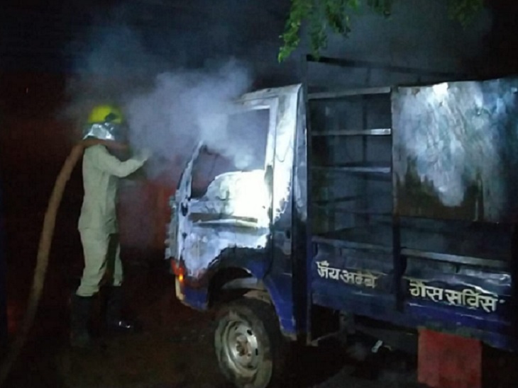 फायर कर्मियों ने कड़ी मशक्कत के बाद करीब एक घंटे में आग पर काबू पा लिया। इस दौरान एक वाहन जलकर पूरी तरह खाक हो गया।