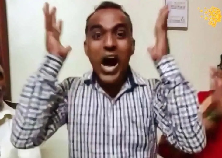 प्राइज मिलने की घोषणा होते ही रणजीत खुशी से झूम उठे।