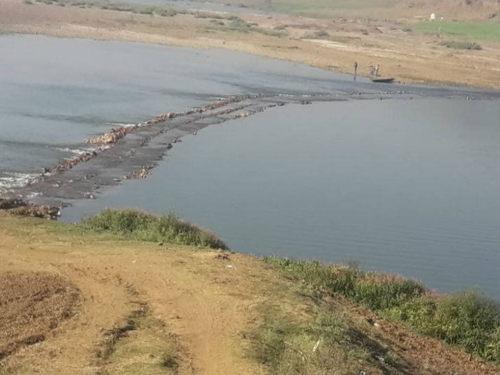 जुगपुरा में इस तरह नर्मदा में बना दिया रास्ता