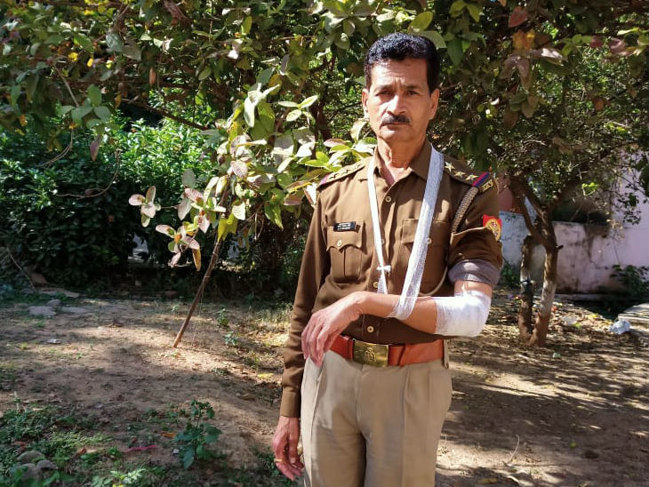 पथराव में घायल थानाध्यक्ष नाराहट।