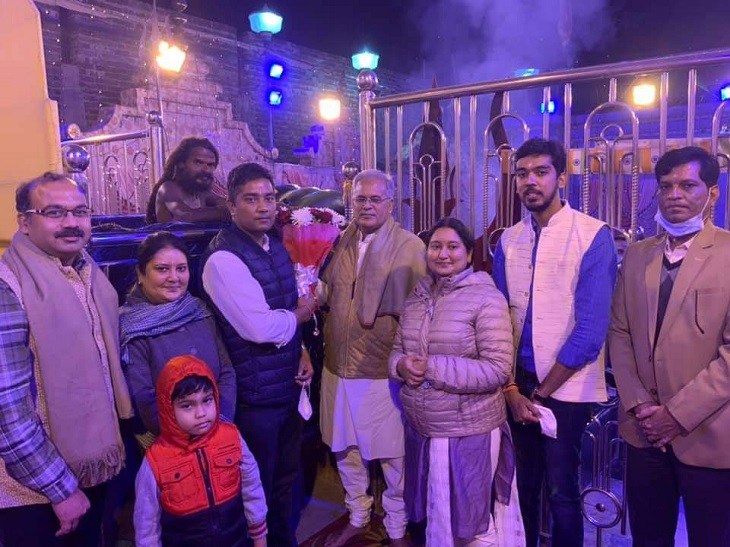 CM बघेल के साथ उनके बेटे चैतन्य, बेटियां स्मिता और दीप्ति सहित दोनों दामाद भी बाबा धाम आशीर्वाद लेने पहुंचे थे।
