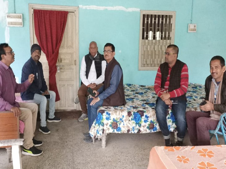 गोपाल सिंह से आधुनिक तरीके से फलों की खेती के गुर सीखने झारखंड से आए लोग।
