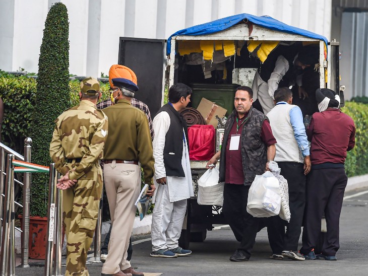 लंच ब्रेक के दौरान किसानों ने प्रदर्शन स्थल से अपना खाना मंगवाया।