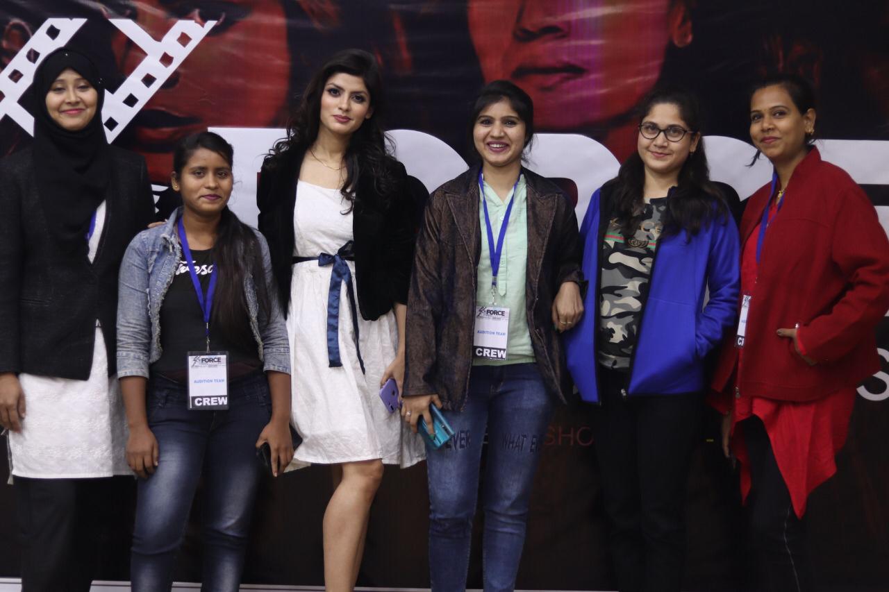 अभिनेत्री राखी शर्मा के साथ प्रोडक्शन टीम।