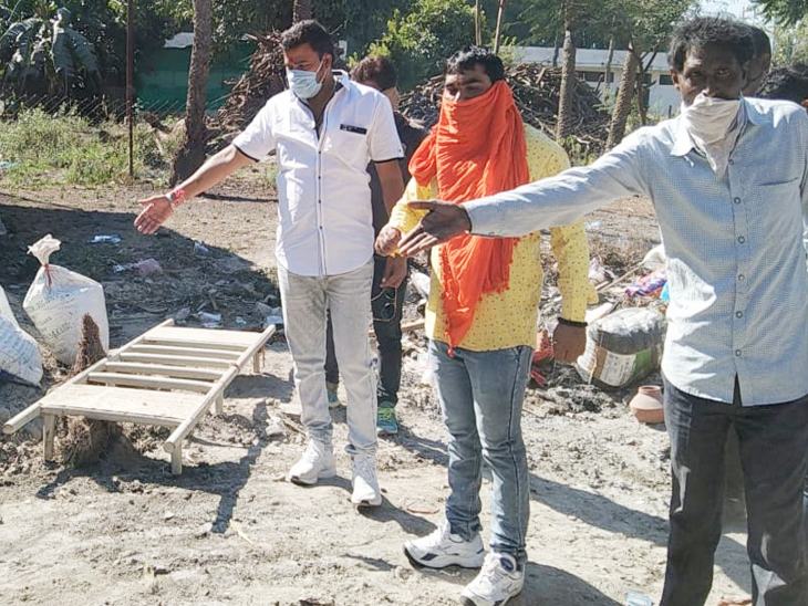 पर्ची लेकर नहीं आने से गफलत में कर्मचारियों ने दूसरे की अस्थियां दे दी।