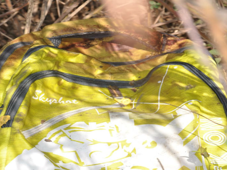 खून से सना ये बैग मिला