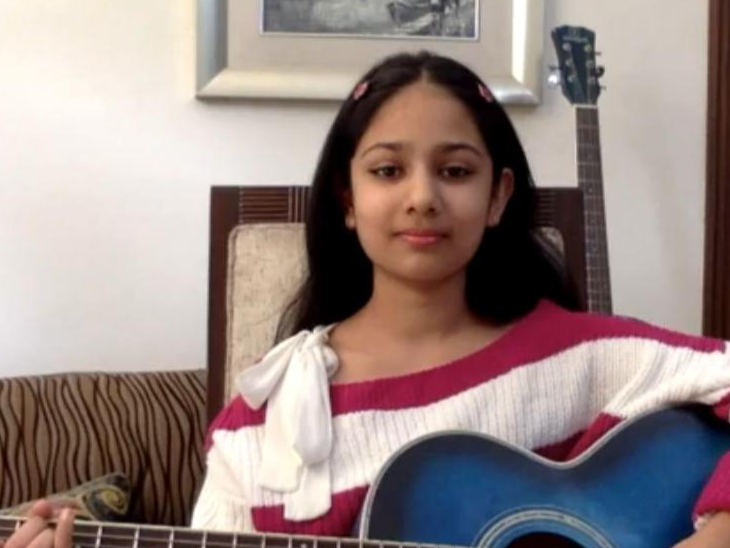 इतनी कम उम्र में अलग-अलग सोशल इशूज पर सेंसिटिविटी अयाना को अपनी बड़ी बहन अनन्या से मिली है, जिन्हें वह अपना रोल मॉडल मानती है।