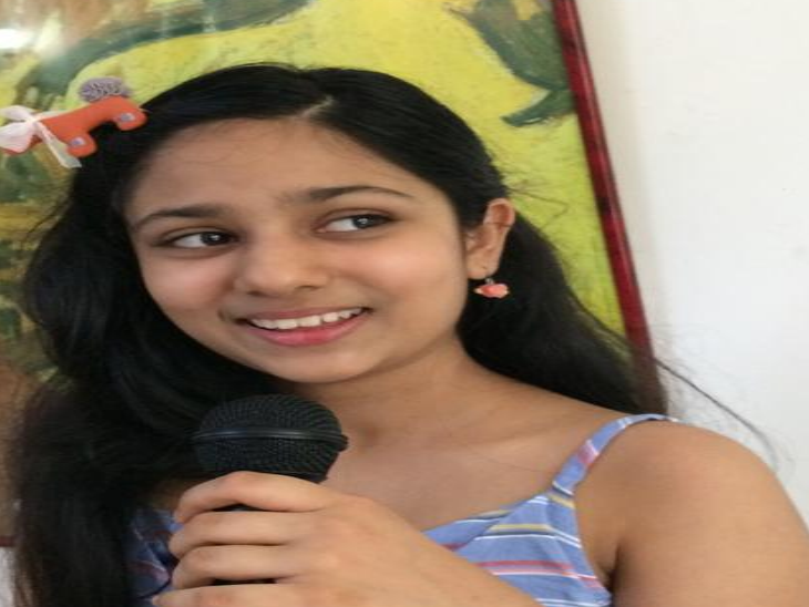 अयाना पांच साल की उम्र से संगीत सीख रही है और उसके म्यूजिक वीडियो पॉप, हिप हॉप और वेस्टर्न म्यूजिक की सॉफ्ट रॉक शैली से प्रेरित होते हैं।