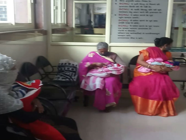 नवजात को दूध पिलाते हुए