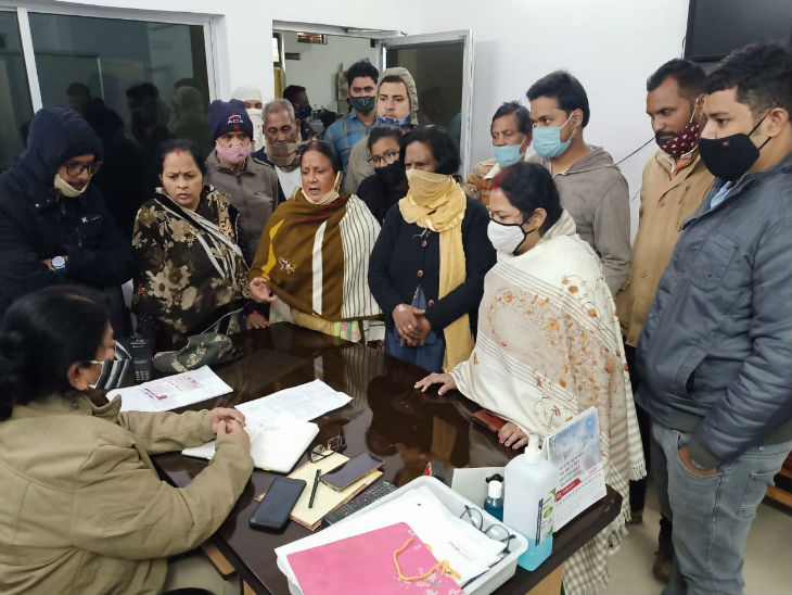 पत्नी व परिजन टीआई से जानकारी लेने पहुंचे