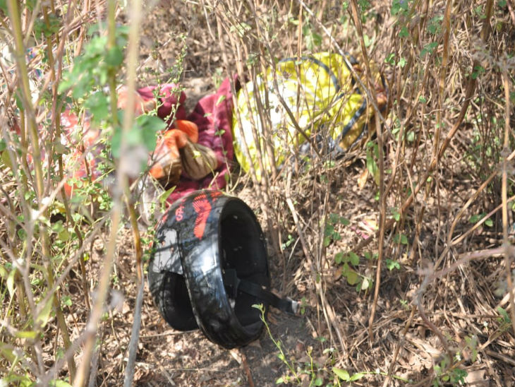 हेलमेट व कपड़े पर भी लगा था खून