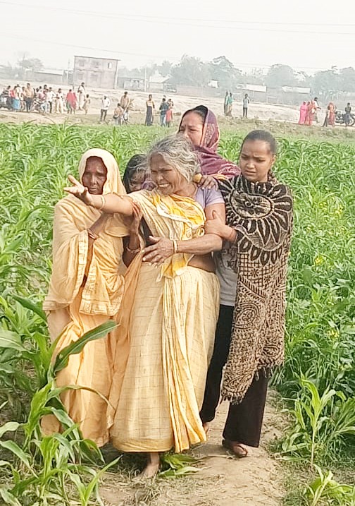 घटना के बाद रोते-बिलखते परिजन। - Dainik Bhaskar