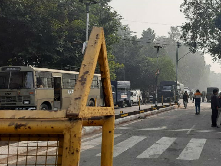 सपा मुख्यालय से लेकर अखिलेश यादव के आवास तक पुलिस का कड़ा पहरा।