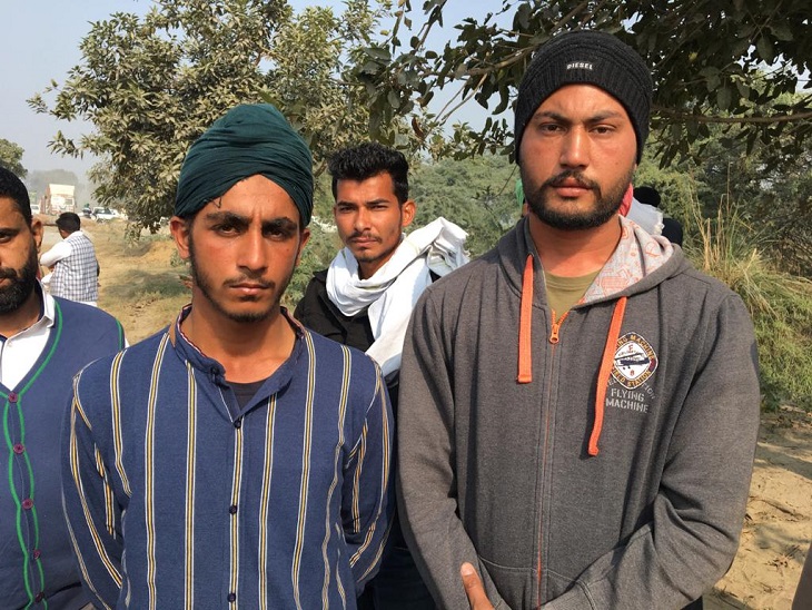 कार हादसे में बचे गुरकरण और यदविंद्र, हादसे की जानकारी देते हुए।