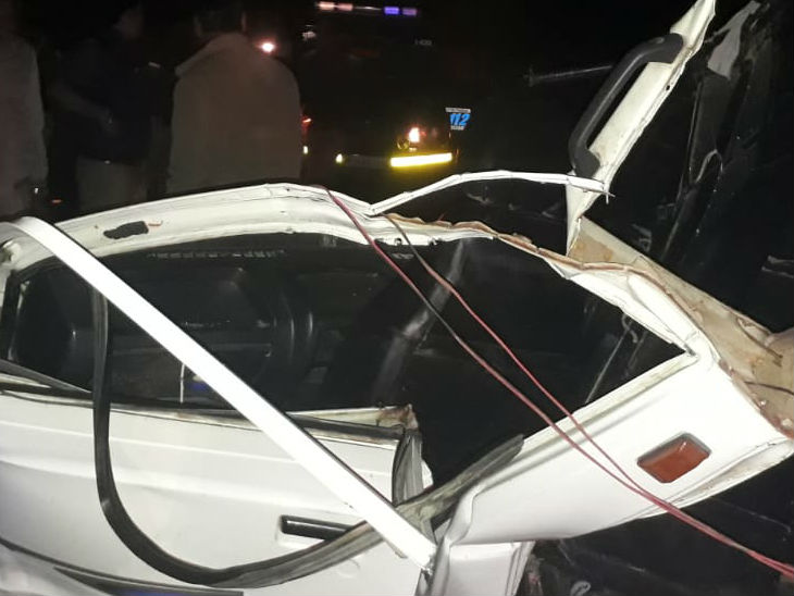 हादसे में क्षतिग्रस्त वैन।