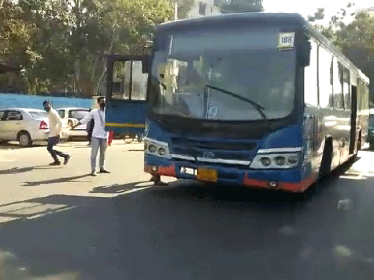 अहमदाबाद में गुजरात यूनिवर्सिटी के पास NSUI के कार्यकर्ताओं ने रोकीं बसें।