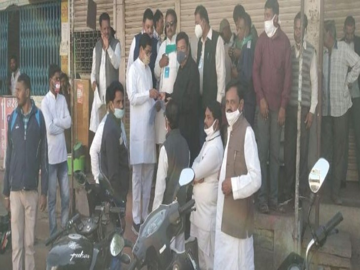 कांग्रेस नेताओं ने मकरोनिया व शहर में दुकानें कराई बंद।