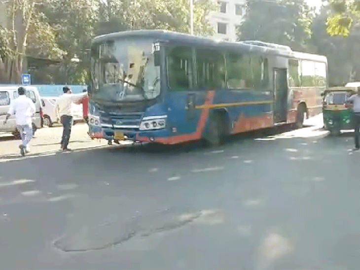 पुलिस ने बस सेवा फिर से चालू करवा दी।