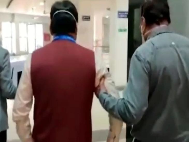 डॉ. जड़िया को बाहर ले जाया गया और सीधे जांच के लिए निजी अस्पताल पहुंचे।