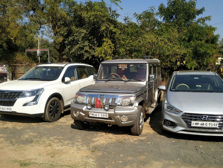आरोपियों से तीन चार पहिया वाहन भी जब्त किए गए।