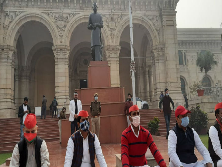 विधानसभा के भीतर सपा के तीन एमएलसी भारत बंद के समर्थन में धरने पर बैठे हैं।