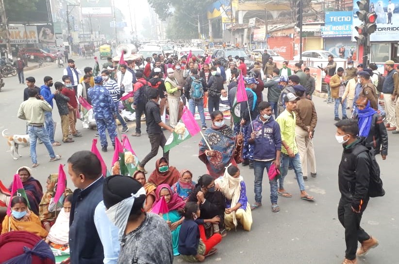 डाकबंगला चौराहा पर प्रदर्शन।