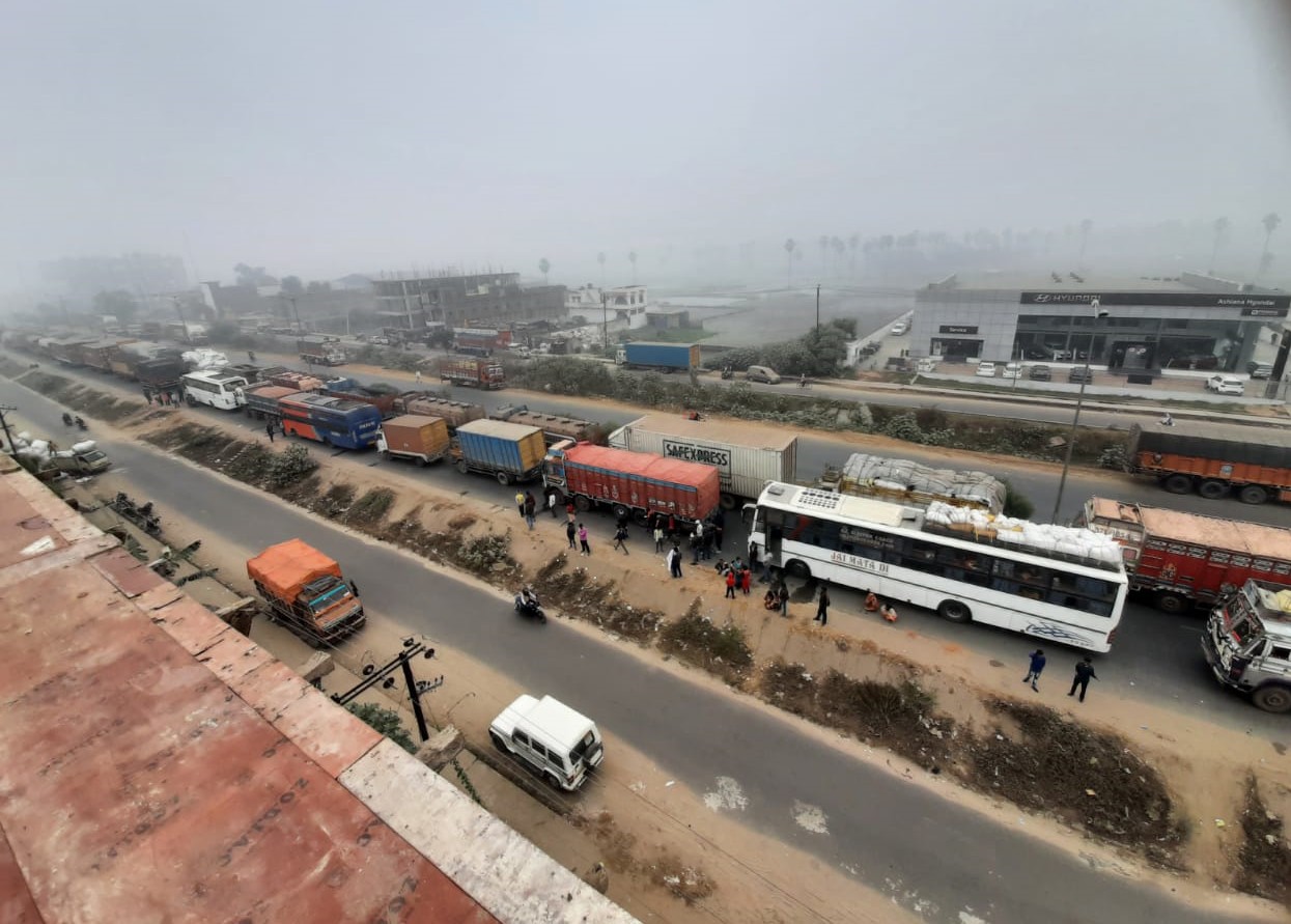 पटना के बाइपास फोरलेन पर लगा जाम।