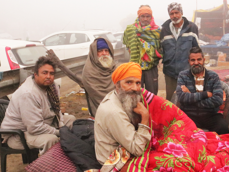 शबद कीर्तन के बीच किसान उठने लगते हैं। साथ ही शुरू होता है आंदोलन की खबरों पर चर्चाओं का दौर।