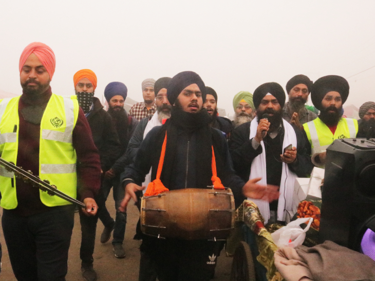 सिंघु बॉर्डर पर तड़के जत्थों में किसान ढोल-मंजीरे लेकर निकलते हैं। शबद गाते हैं और इसी तरह यहां शुरू होती है सुबह।