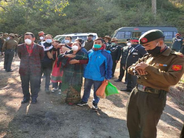 farewell to martyr biljung gurung at rambagh in solan of himachal pradesh | गर्भवती पत्नी ने वीडियो कॉल से देखा; माता-पिता ने नमन करके दी लाडले को अंतिम विदाई, सियाचिन में गई