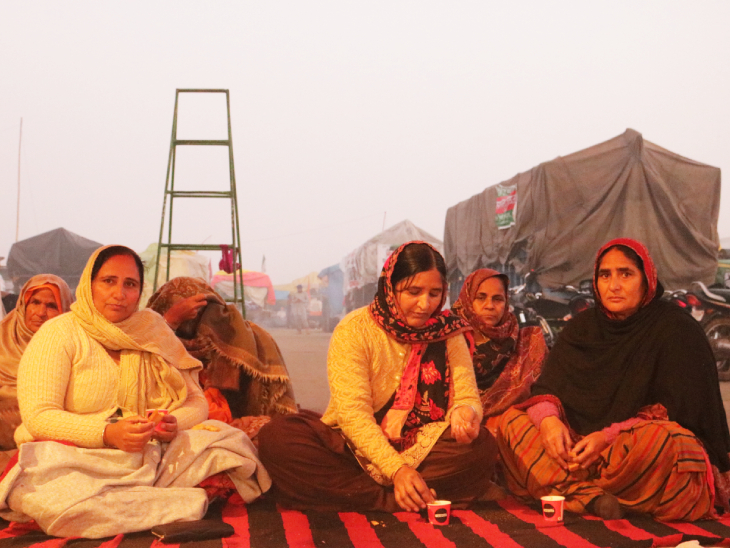 महिलाएं भी यहां हैं। चाय की चुस्कियों के साथ वो भी आंदोलन पर अपनी राय एक-दूसरे को बताती हैं। उन्हें भी अपनी जिम्मेदारियों का अहसास है और पीछे नहीं रहना चाहती हैं।