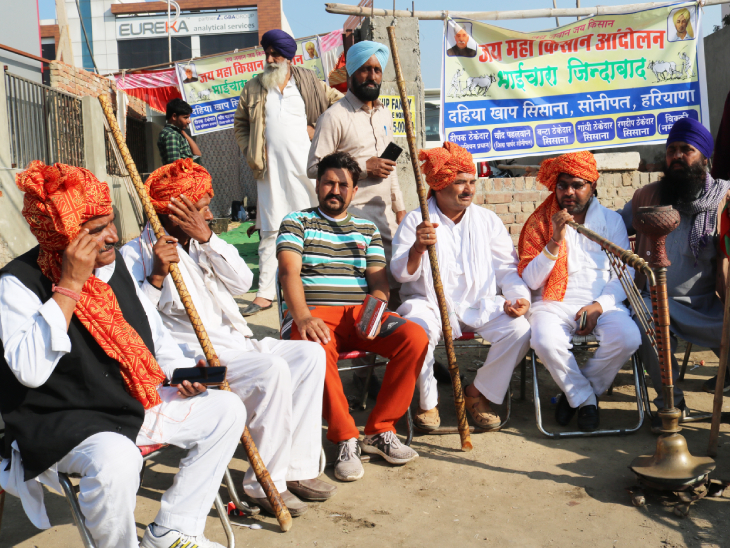सूरज चढ़ते-चढ़ते आंदोलन भी गरमाता है। दिनभर की हलचल पर नजर रखने के साथ-साथ हुक्के की गुड़गुड़ाहट के दौरान आगे की रणनीति भी तैयार की जाती है।