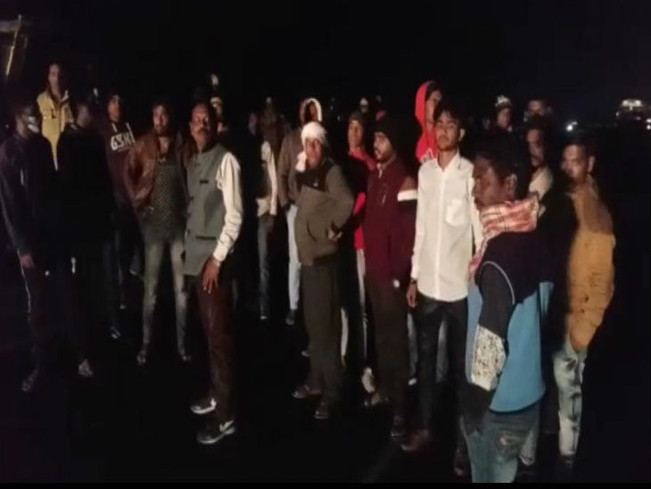 हादसे के बाद गुस्साएं ग्रामीणों ने किया लगाया जाम