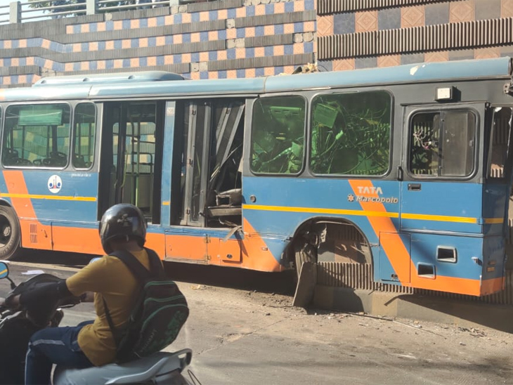 टू-व्हीलर को बचाने के चक्कर में हुआ हादसा।