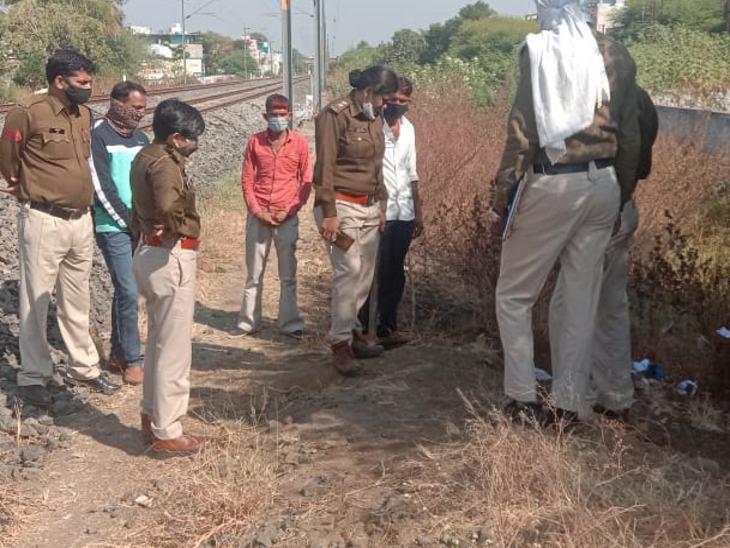 पुलिस ने पटरी के किनारे गाड़े गए स्थान से मिट्टी हटवाई तो खरगोश मिला।