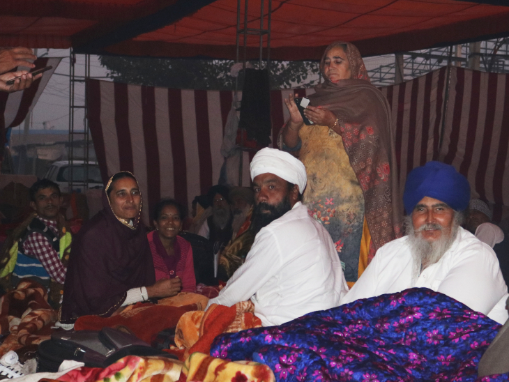 शाम होते-होते सोने की तैयारियां शुरू हो जाती हैं। हंसी-ठहाके लगते हैं, किस्सागोई होती है। आंदोलन के तनाव भरे माहौल को हल्का करने का ये अपना तरीका है।