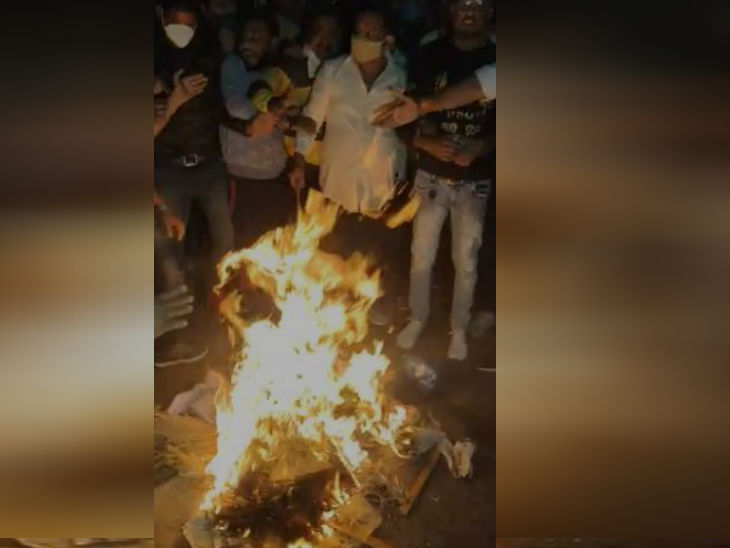 इंदौर में भाजपा कार्यकर्ताओं ने ममता बनर्जी का पुतला फूंका।