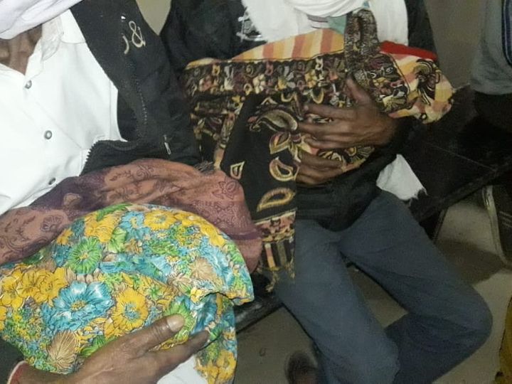 यह बोझ बहुत भारी है: नवजात के शव को कपड़े में लपेटकर गोद में लिए हुए परिजन।