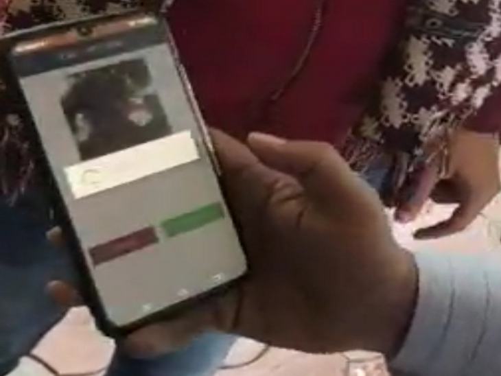सेल्फी लेकर वोटर ने अपलोड किया।
