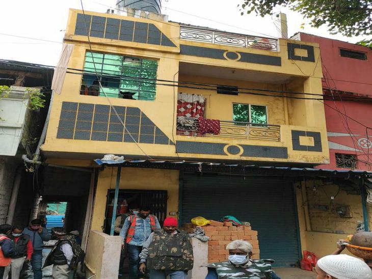 निगम की टीम ने बरसते पानी में की कार्रवाई।