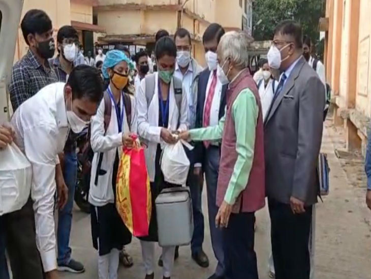 अलग-अलग टीम को किट देकर रवाना करते हुए सीएमएचओ