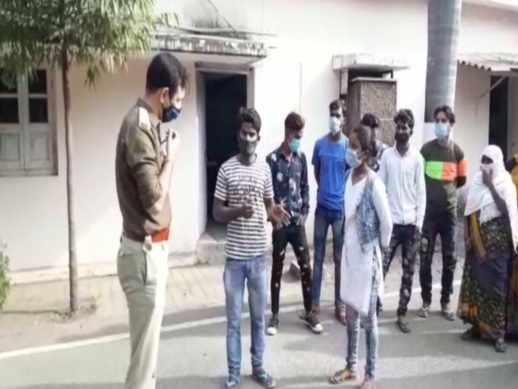 एएसपी सिटी अमित कुमार से शिकायत करते परिजन