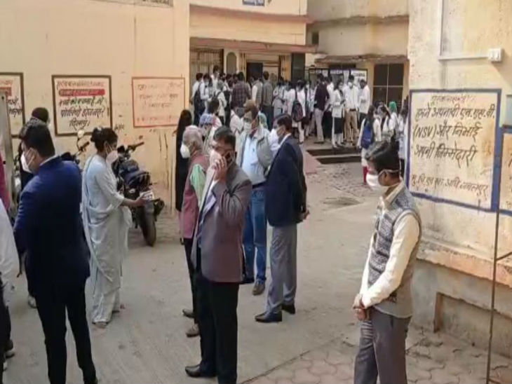 विक्टोरिया में सर्वे के लिए पहुंची टीम और अधिकारी