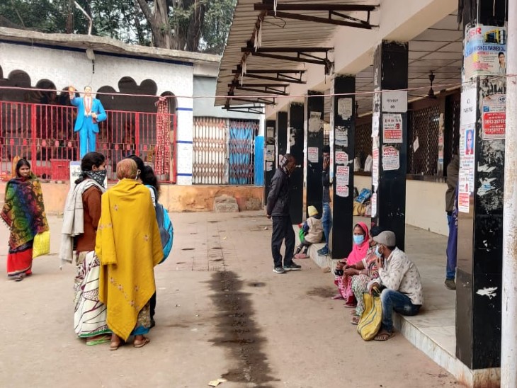 PMCH की OPD के बाहर भटक रहे मरीज।